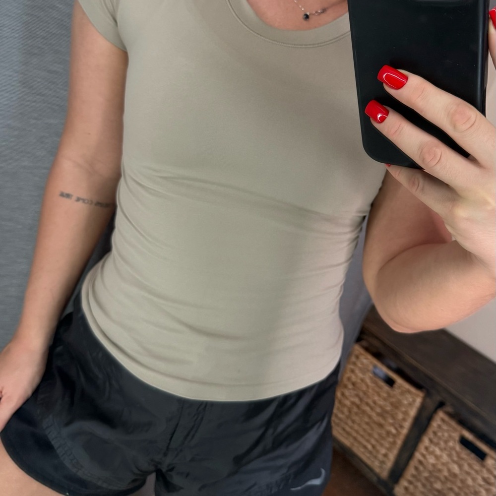Aritzia Taupe Short Sleeve Tee
